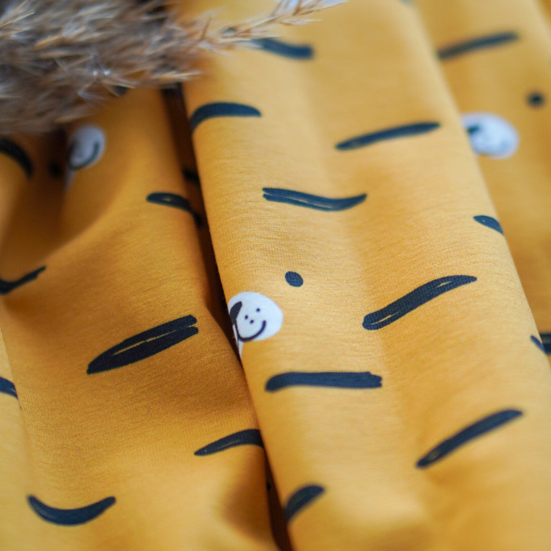 Kinderstoff mit Tigergesicht und Tigerstreifen